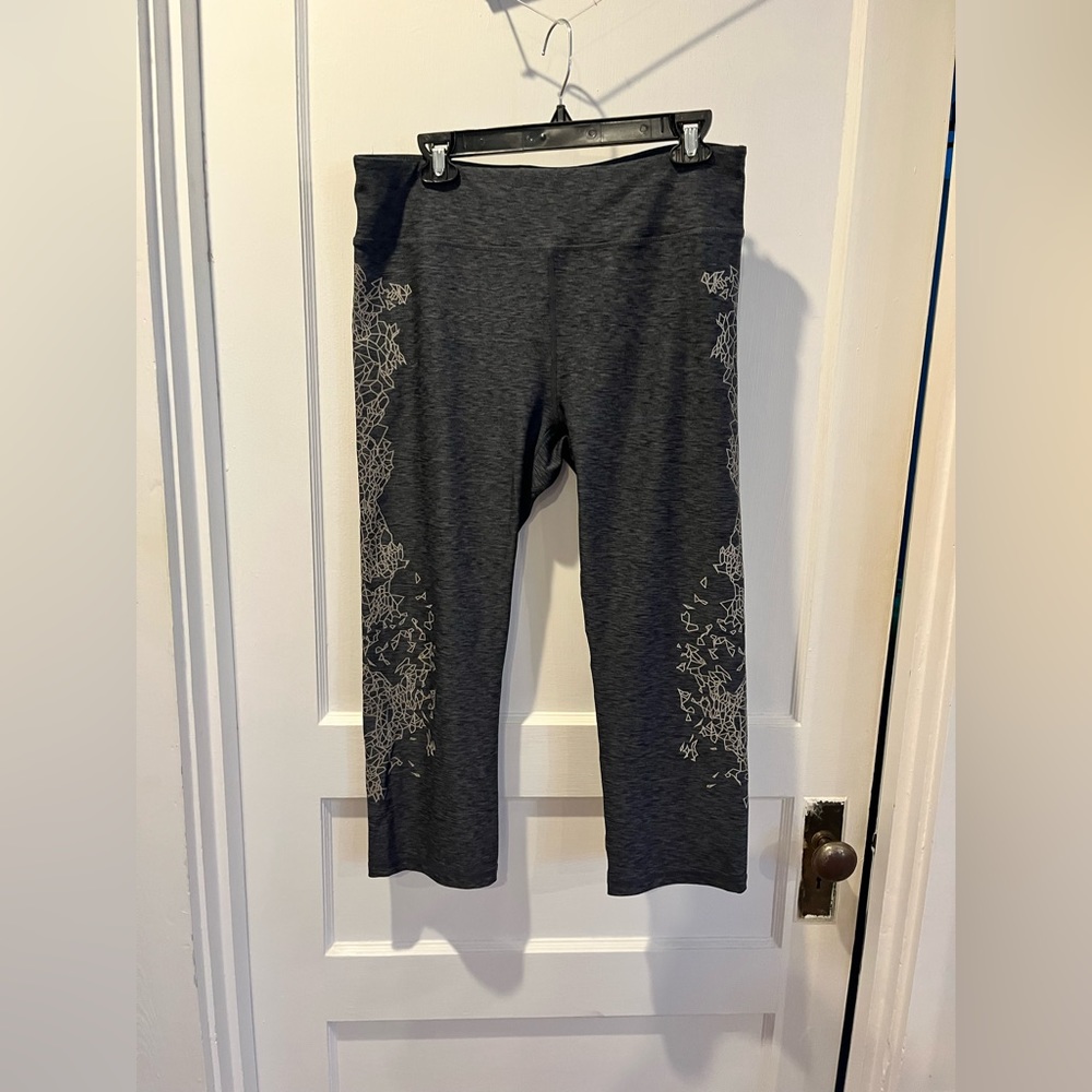 Ladies R8 cropped leggings XL. Gray with a tan pattern down the side of each leg